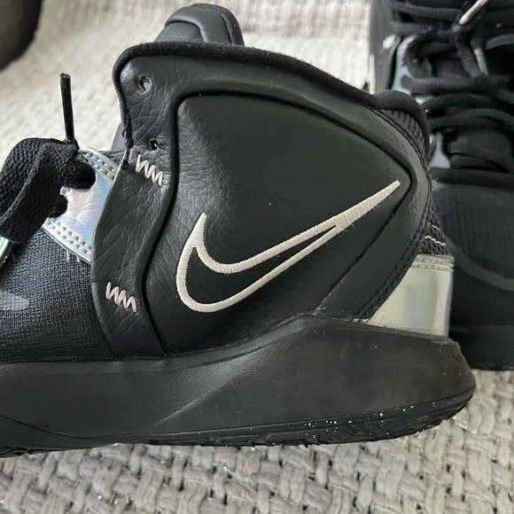 Nike Kyrie Infinity GS Black Metallic Silver Size 6.5 DD0334-005 - Picture 3 of 7